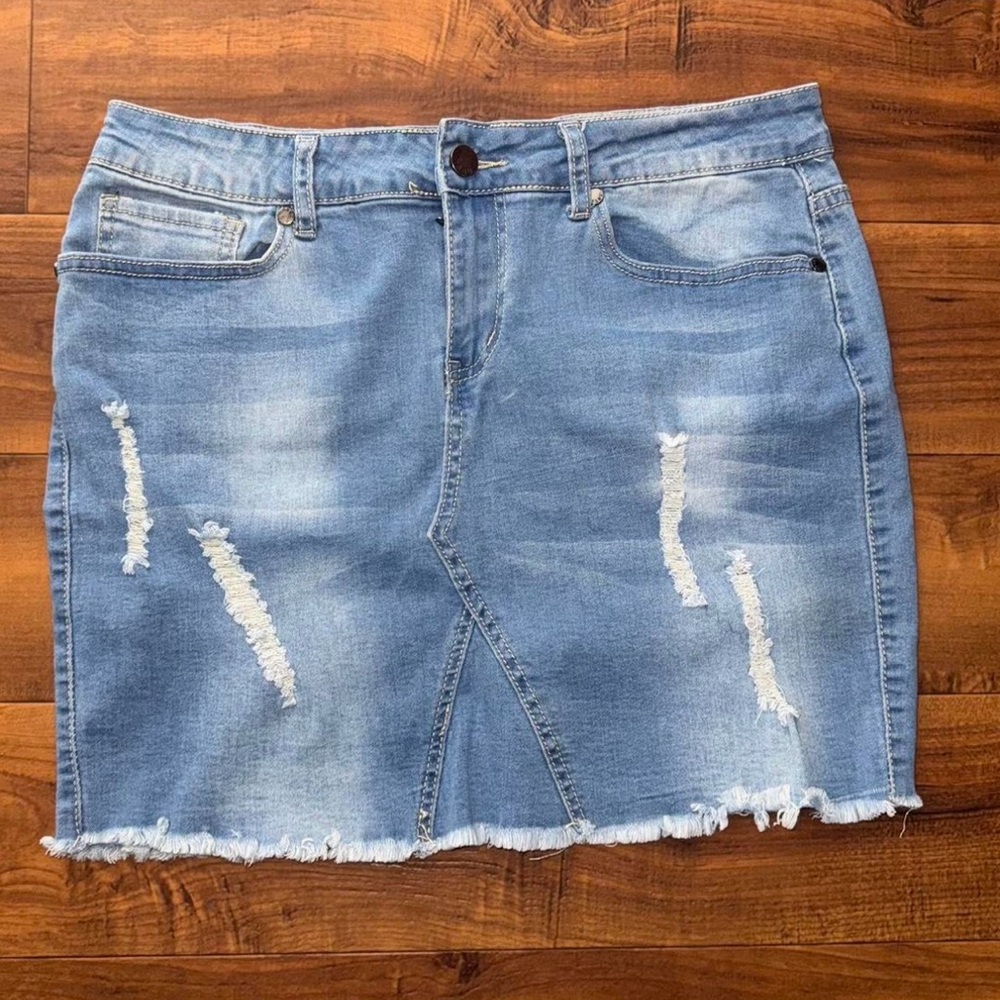 Distressed Denim Mini Skirt 💙 Raw Hem, Stretch Fit, Summer Y2K Style Size Large